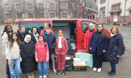 Übergabe der Kleider und Hygieneartikel für Obdachlose in Offenbach an die Straßenambulanz der Caritas