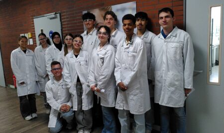 Zukunftsenergie zum Anfassen: Exkursion des Chemie-Orientierungskurses ins Wasserstoff-Labor der Provadis Hochschule